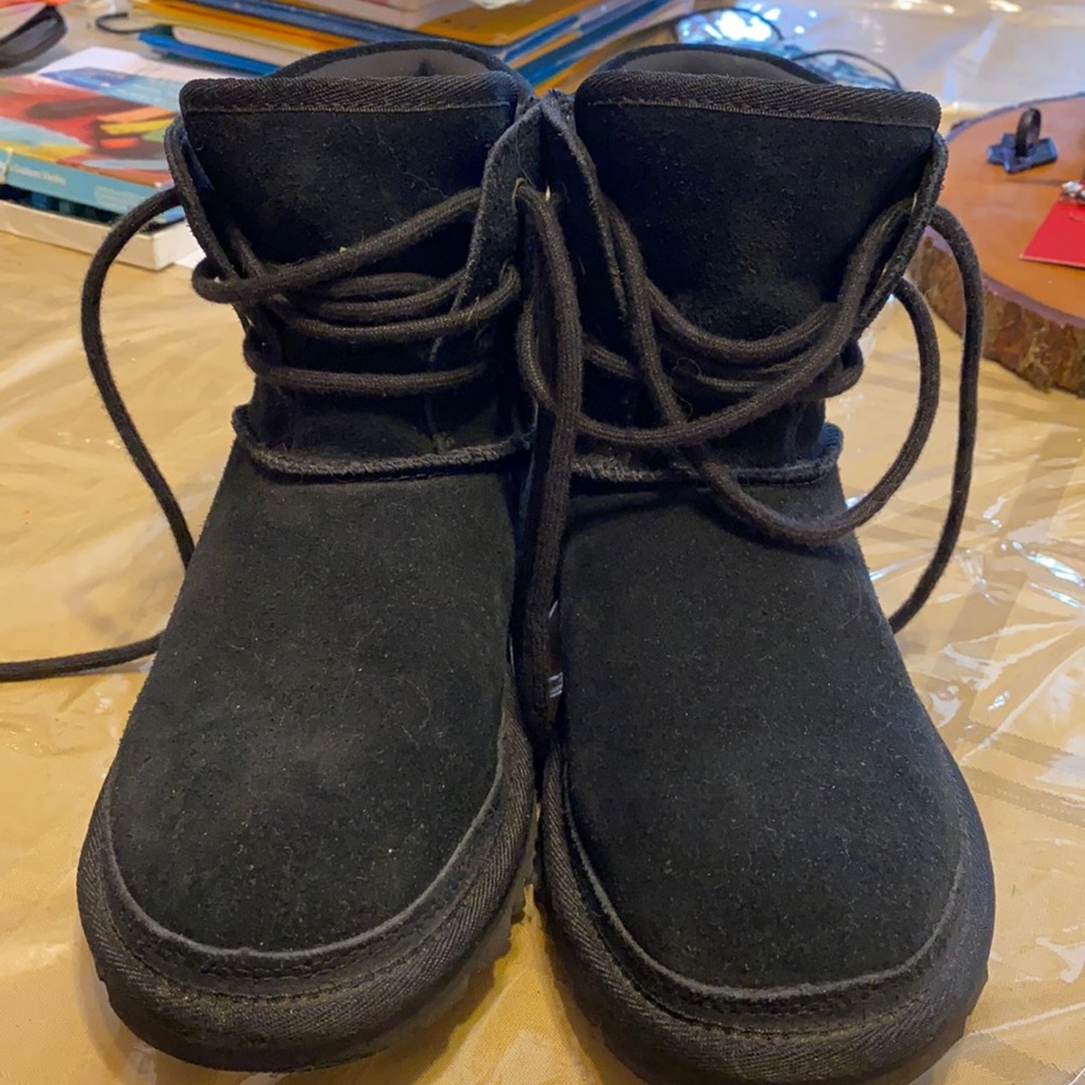 Woman’s ugg boots size 7